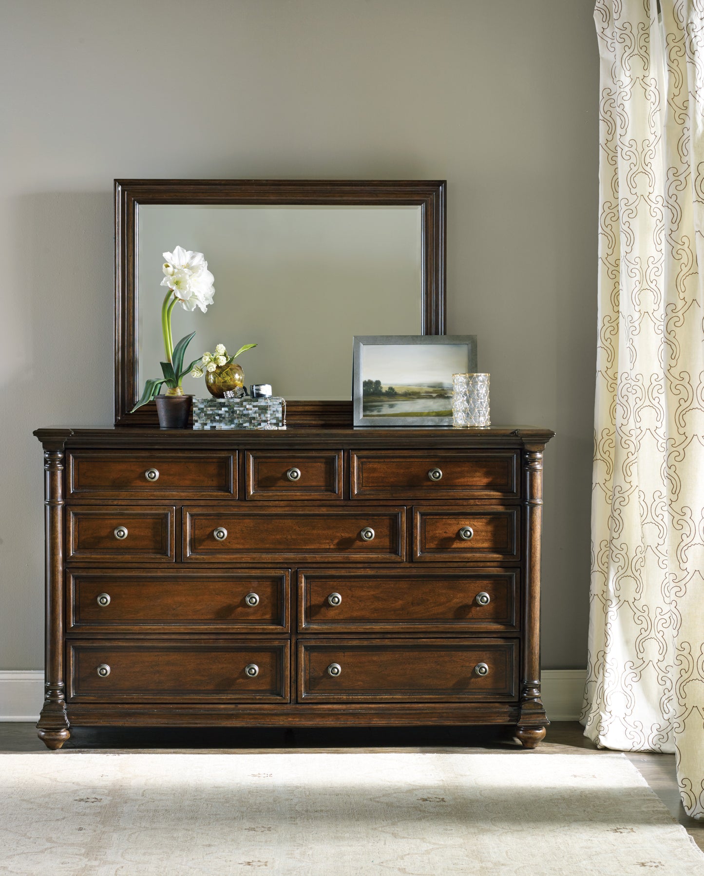 Leesburg dresser