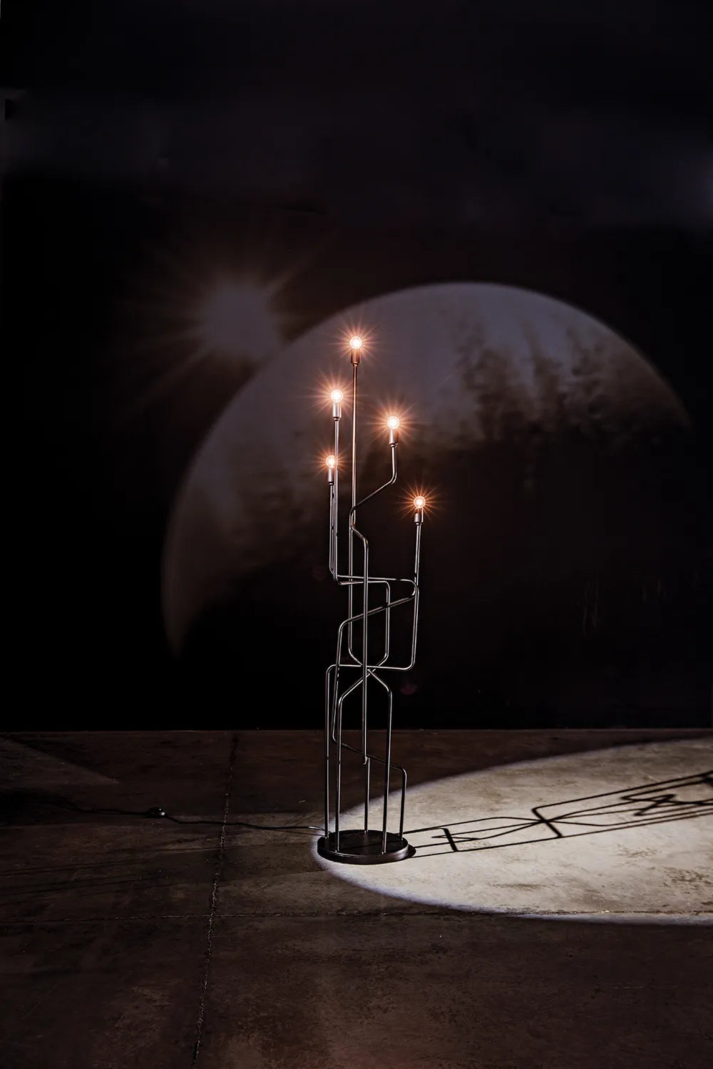 Moriarty floor lamp, black metal